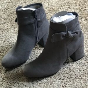NWT Kelly & Katie Tessano Bootie in Grey Size 7.5